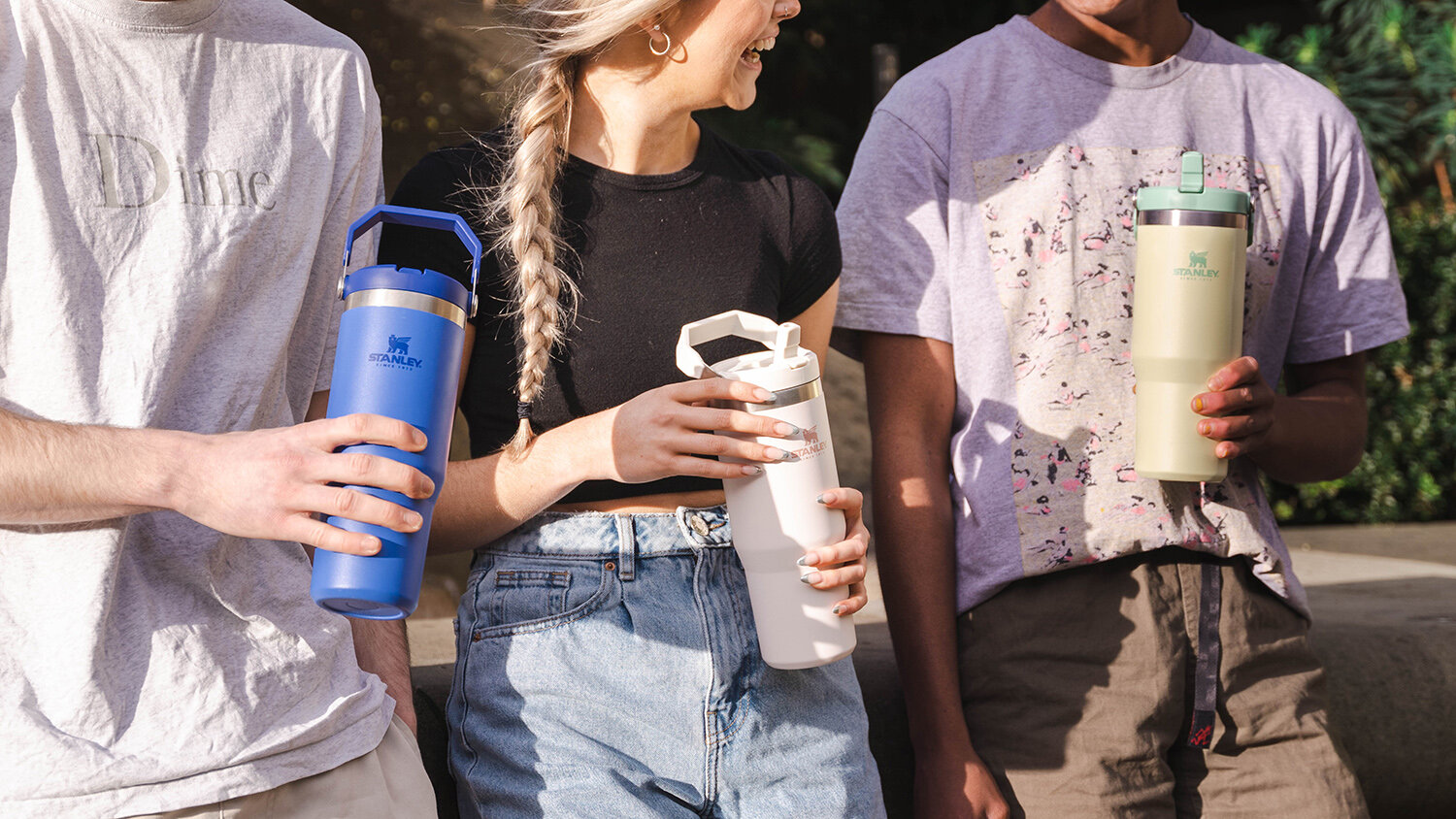 https://www.stanley1913.no/pub_docs/files/STANLEY_ICEFLOW™-FLIP-STRAW-TUMBLER-0.89L-IRIS_ROZE-QUARTZ_CITRON__LIFESTYLE_1.jpg